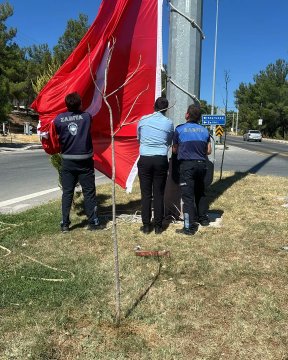 Gördes Belediyesi Türk Bayrağı Yenileme Çalışması Yaptı