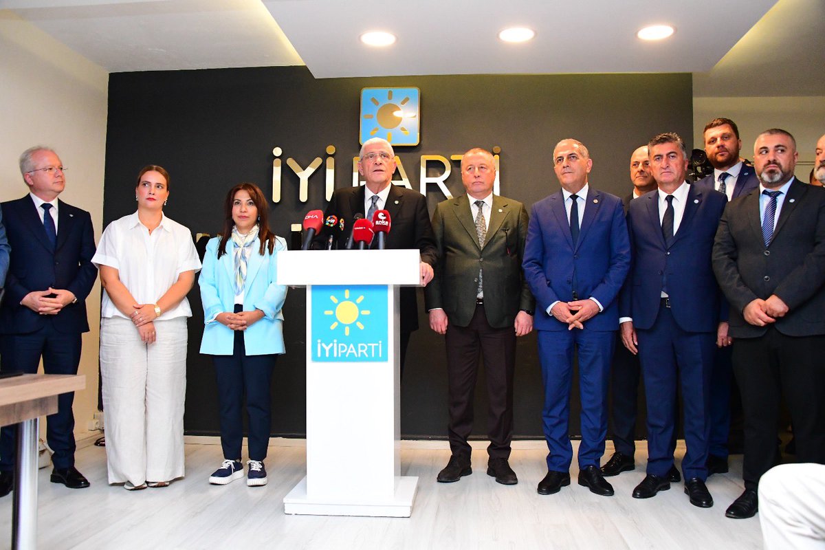 İYİ Parti Lideri Müsavat Dervişoğlu İzmir'de Basın Toplantısı Düzenledi