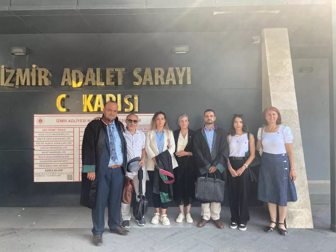 CHP İzmir İl Başkanlığı, Gözaltında Olan Dilruba İçin Destek Gösterisi Düzenledi