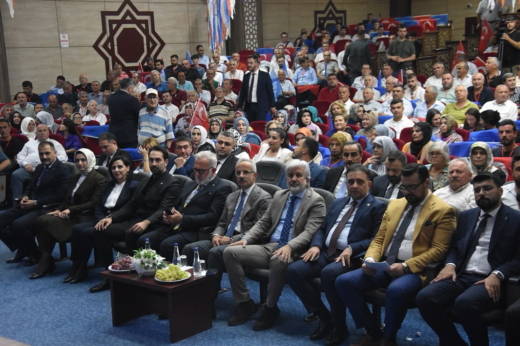 Ulaştırma ve Altyapı Bakanı Abdulkadir Uraloğlu Manisa'da Parti Toplantısına Katıldı
