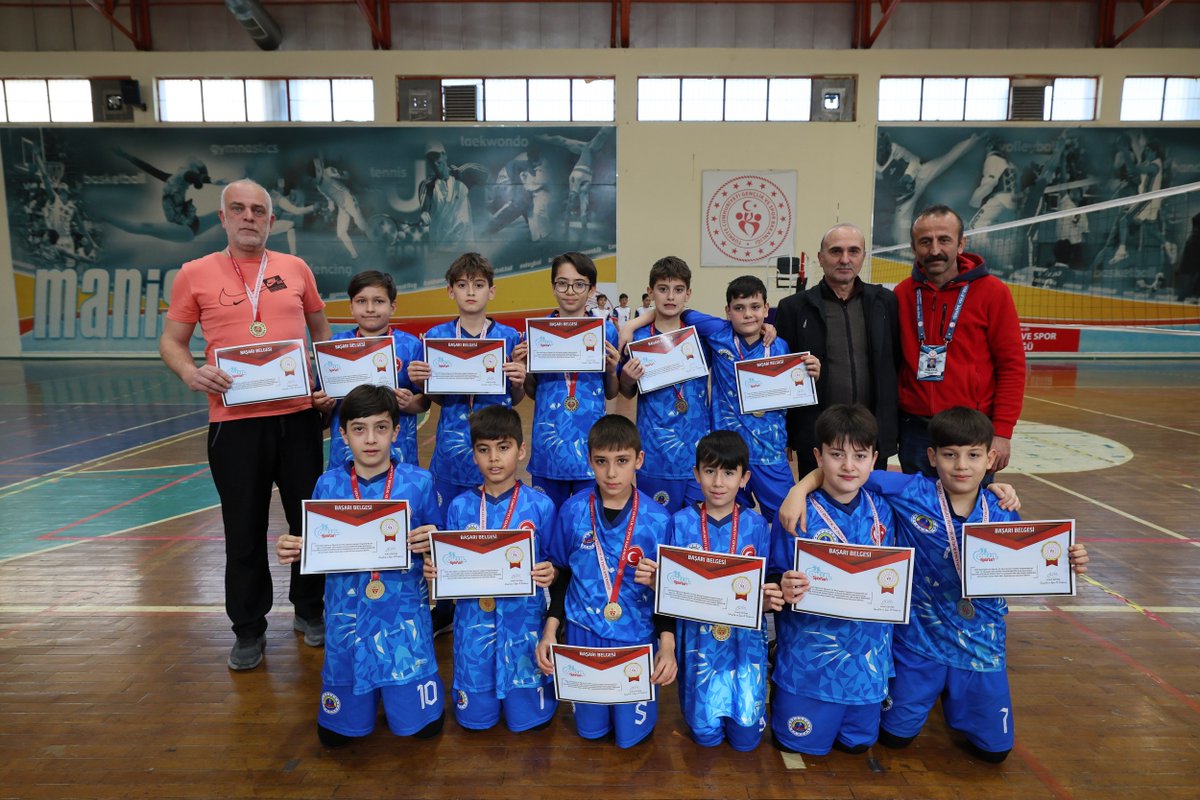 Manisa'da Sonuçlanan Okul Sporları Küçükler Voleybol Grup Müsabakaları: Genç Yeteneklerin Serüveni