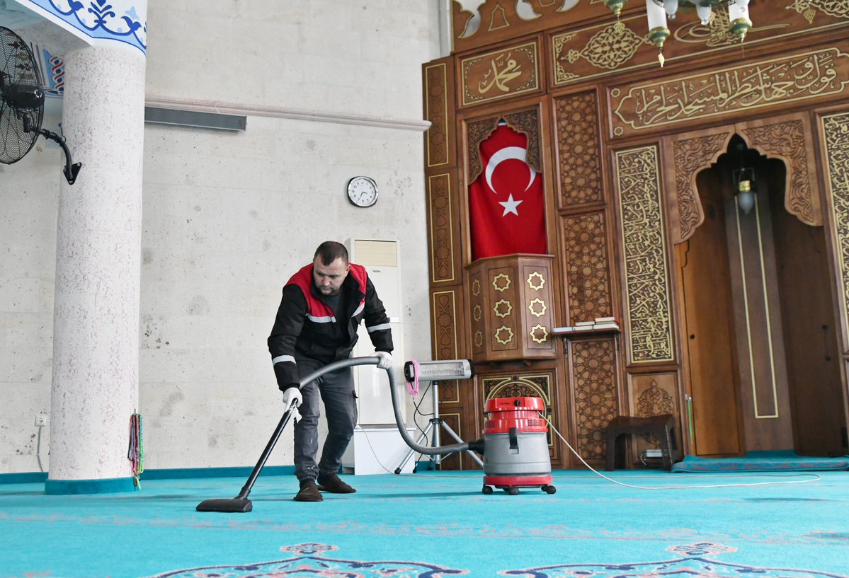 Ramazan Öncesi Camilerin Temizliği: Akhisar Belediyesi'nin Titiz Çalışmaları
