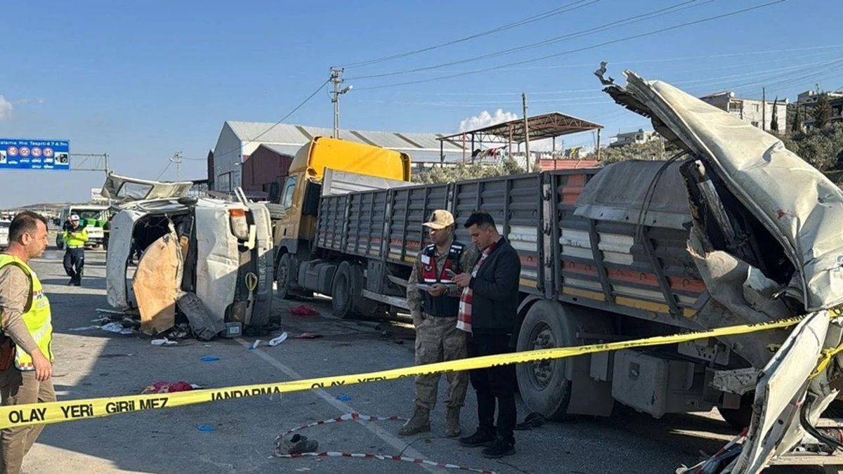 Hatay'da İşçi Servisi TIR'a Çarpan Kazada 6 Ölüm, 4 Yaralı