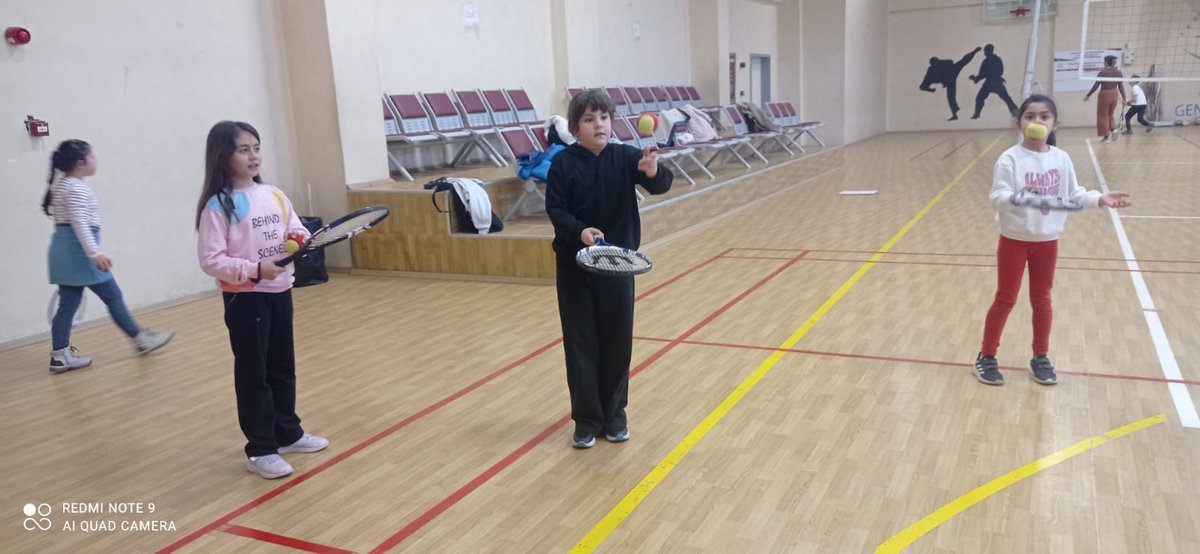 Manisa'da Tenis Sporcuları Antrenman Yapıyor
