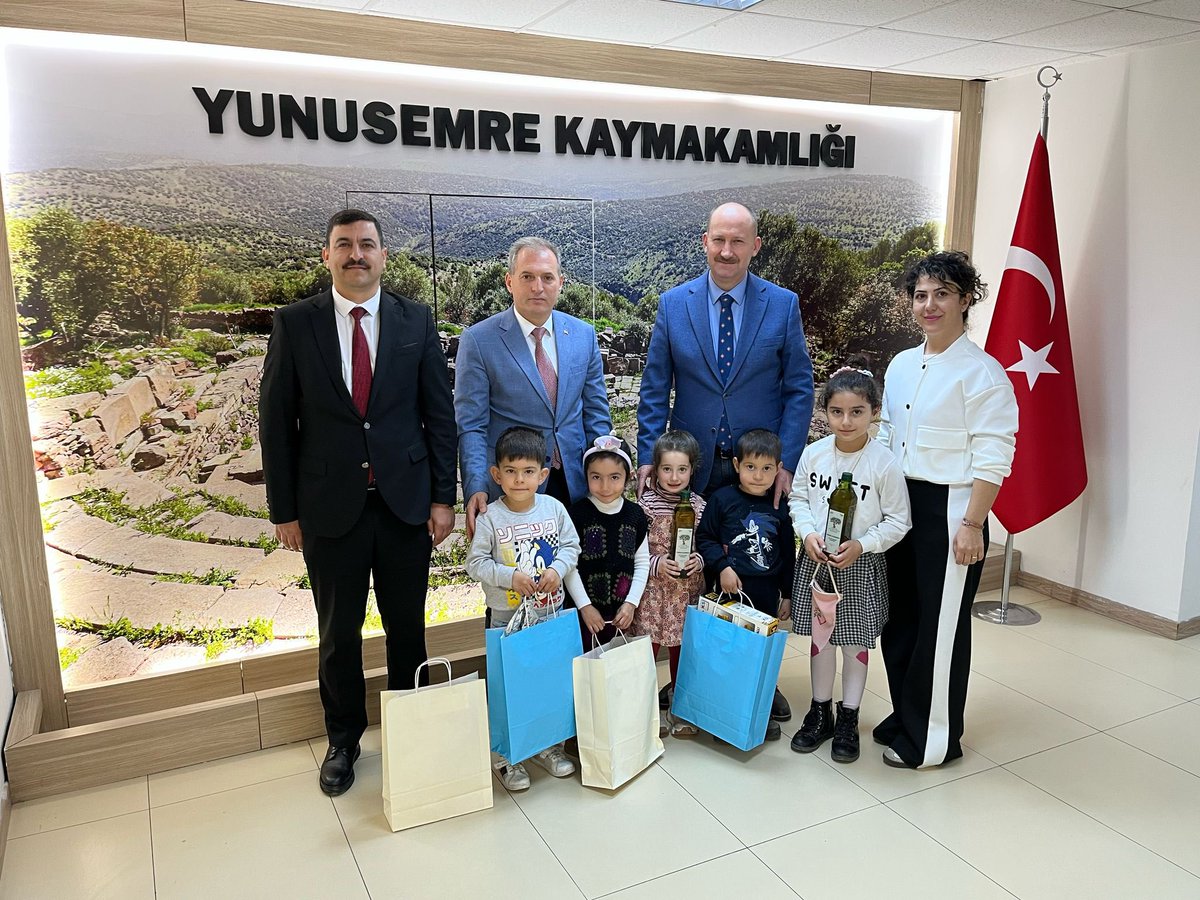 Sarma İlkokulu Öğrencileri Zeytin Ürünlerini Kaymakam'a İkram Etti