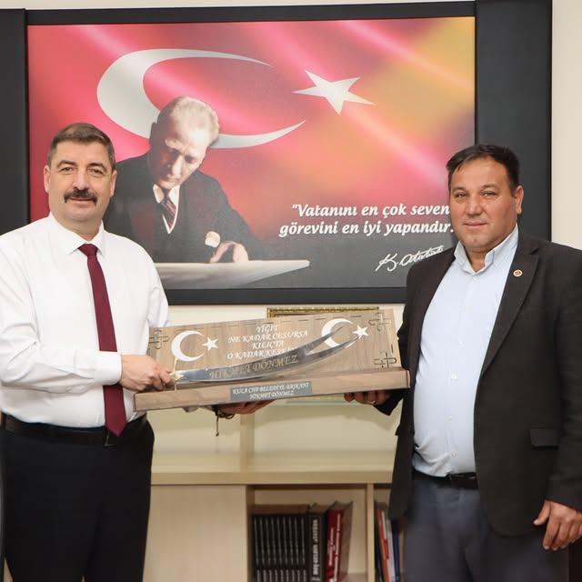 Kula Belediye Başkanı Hikmet Dönmez, Balıbey Mahalle Muhtarı Abdurrahman Bozkurt'u Ziyaret Etti