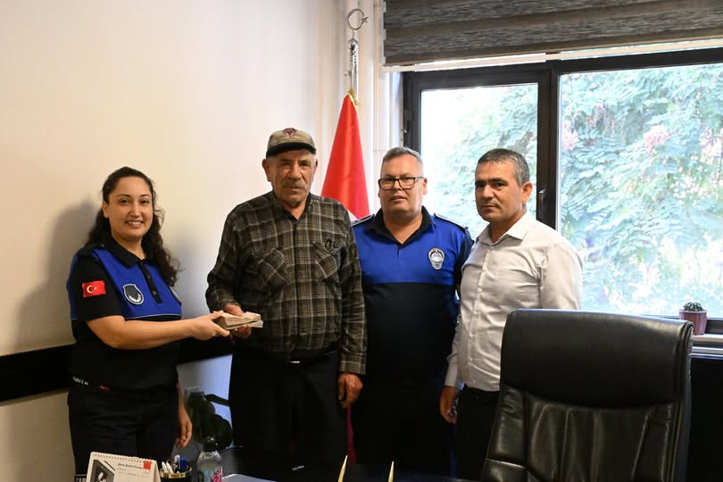 Salihli’de Duyarlı Vatandaş Kaybolan Emekli Maaşını Sahibine Ulaştırdı